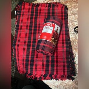 Plaid round table cloth and 6 table mats